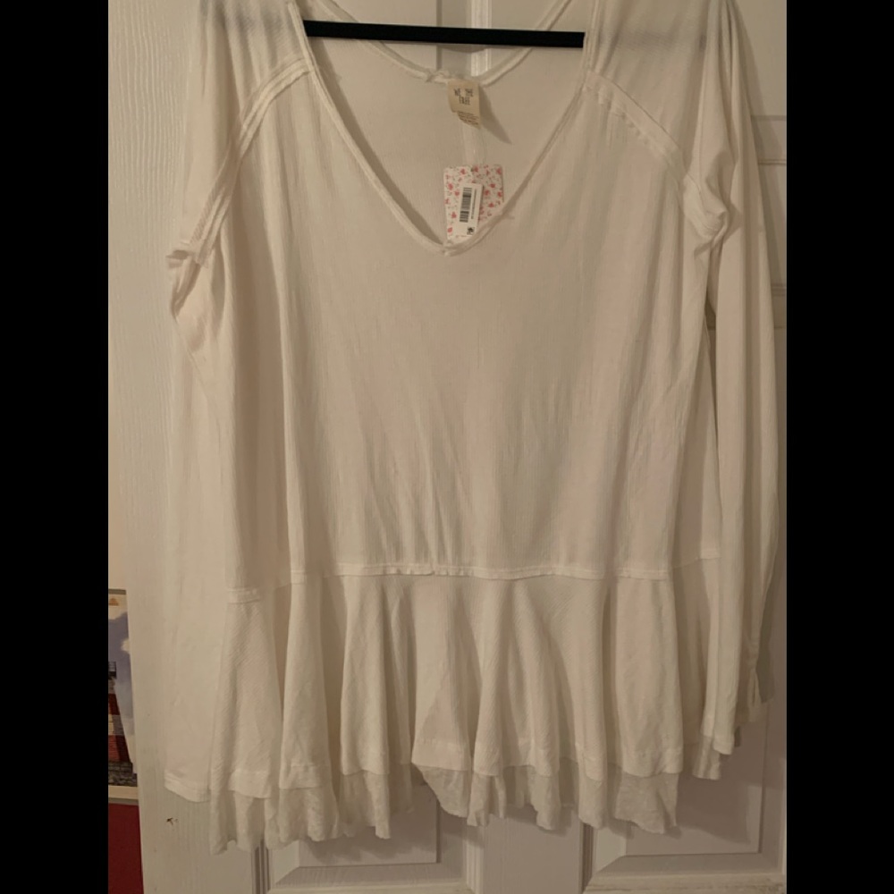 Free people white tunic top. Ruffled bottom L NWT